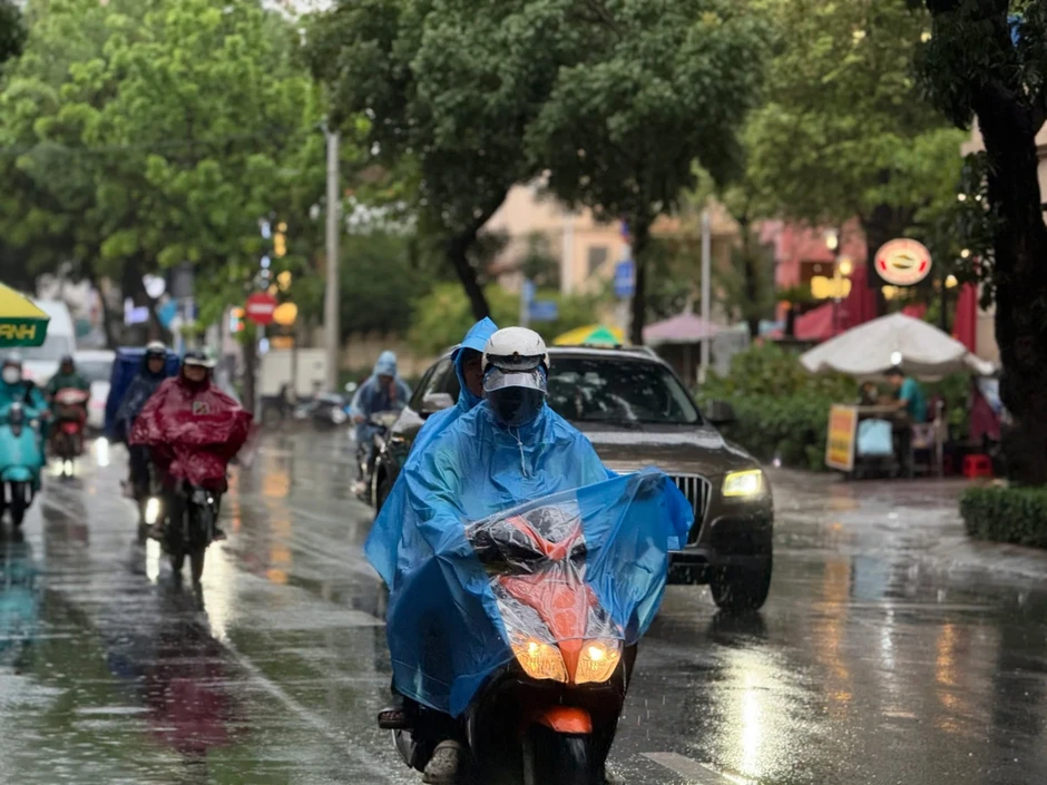 Lời khuyên cho những người vừa phải “đội mưa” đi làm Lời khuyên cho những người vừa phải “đội mưa” đi làm
