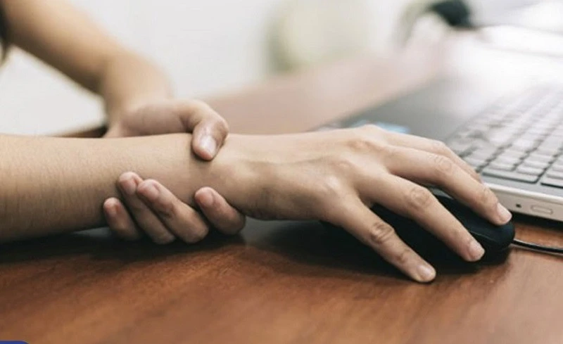 Lời khuyên đến tất cả những ai hay tê tay khi dùng điện thoại, máy tính, đi xe máy... Lời khuyên đến tất cả những ai hay tê tay khi dùng điện thoại, máy tính, đi xe máy...