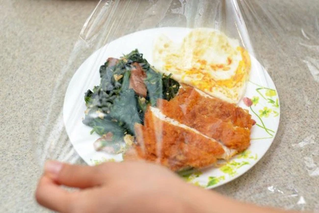 Lời khuyên đến tất cả những gia đình đang dùng màng bọc thực phẩm Lời khuyên đến tất cả những gia đình đang dùng màng bọc thực phẩm