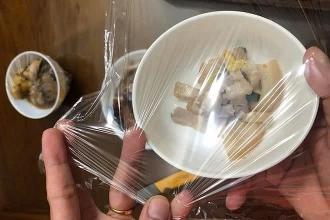 Lời khuyên đến tất cả những gia đình đang dùng màng bọc thực phẩm Lời khuyên đến tất cả những gia đình đang dùng màng bọc thực phẩm