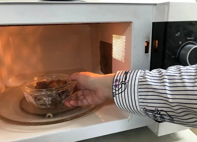 Lời khuyên đến tất cả những gia đình đang dùng màng bọc thực phẩm Lời khuyên đến tất cả những gia đình đang dùng màng bọc thực phẩm