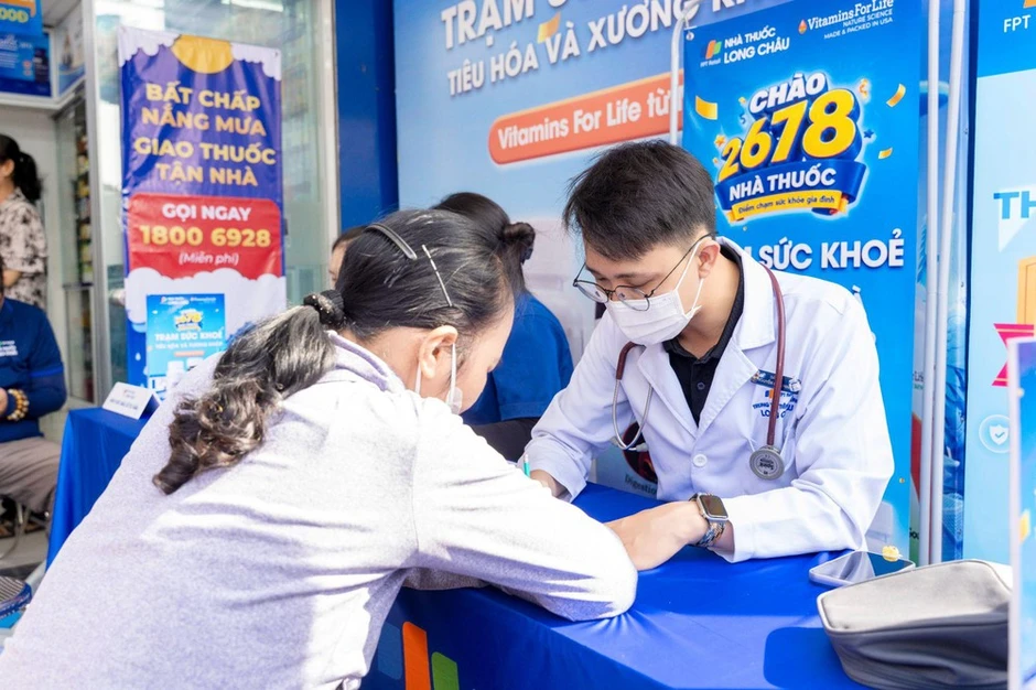 Long Châu cùng Hội Thầy thuốc trẻ Việt Nam tiên phong mô hình kết nối bác sĩ với người dân tại nhà thuốc Long Châu cùng Hội Thầy thuốc trẻ Việt Nam tiên phong mô hình kết nối bác sĩ với người dân tại nhà thuốc
