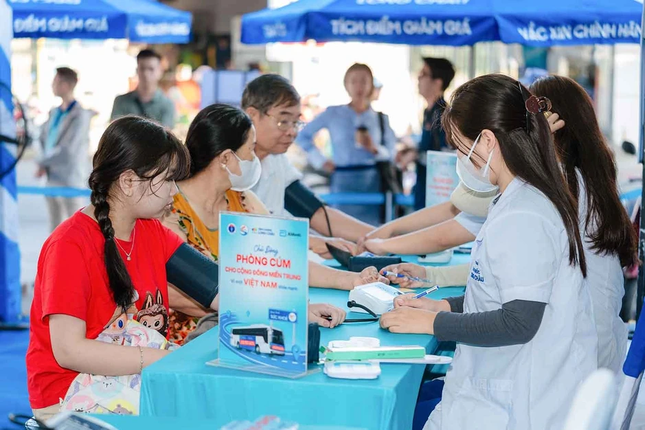 Long Châu và Abbott đưa 2.000 liều vắc xin cúm miễn phí đến người dân miền Trung Long Châu và Abbott đưa 2.000 liều vắc xin cúm miễn phí đến người dân miền Trung
