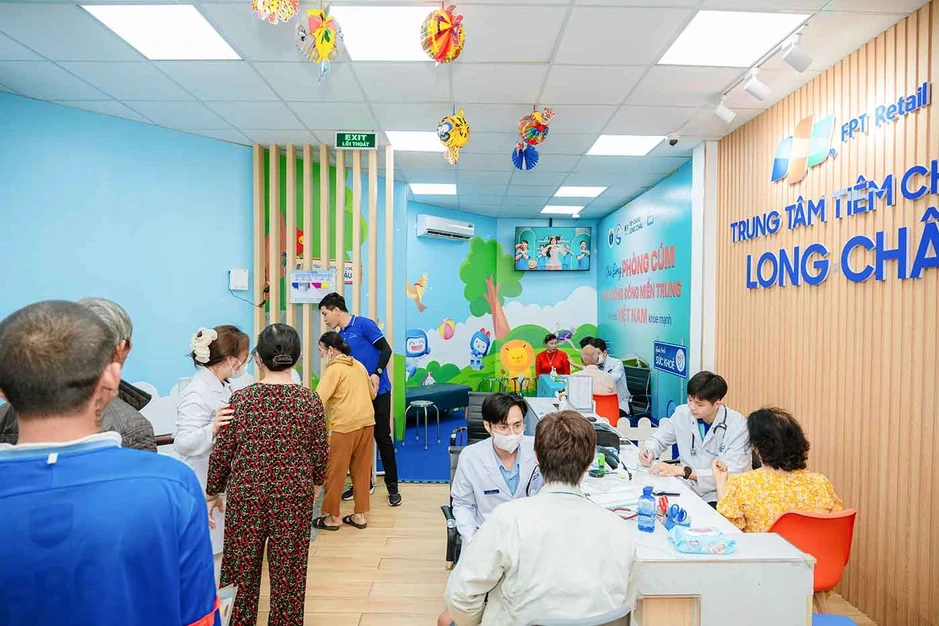 Long Châu và Abbott đưa 2.000 liều vắc xin cúm miễn phí đến người dân miền Trung Long Châu và Abbott đưa 2.000 liều vắc xin cúm miễn phí đến người dân miền Trung