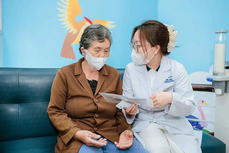 Long Châu và Abbott đưa 2.000 liều vắc xin cúm miễn phí đến người dân miền Trung Long Châu và Abbott đưa 2.000 liều vắc xin cúm miễn phí đến người dân miền Trung