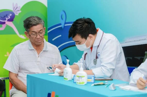 Long Châu và Abbott đưa 2.000 liều vaccine cúm miễn phí đến người dân miền Trung, tăng cường bảo vệ sức khỏe cộng đồng