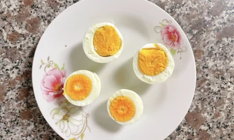 Lòng trắng hay lòng đỏ trứng nhiều protein hơn?