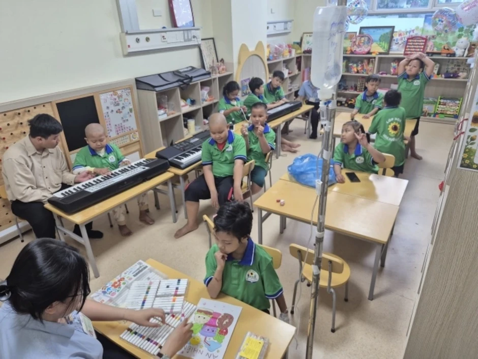 Lớp học của những 'nghệ sĩ nhí' mang kim truyền Lớp học của những 'nghệ sĩ nhí' mang kim truyền