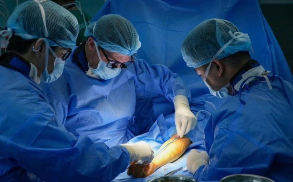 Lướt điện thoại, gõ máy tính sai tư thế gây hội chứng ống cổ tay Lướt điện thoại, gõ máy tính sai tư thế gây hội chứng ống cổ tay