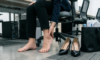 Lưu ý đi giày cao gót tránh hại xương khớp - Báo TinVina