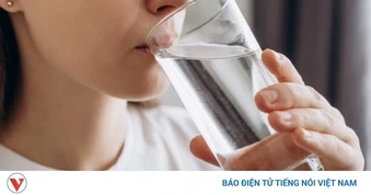 Lý do nên uống một ly nước ngay sau khi thức dậy mỗi ngày