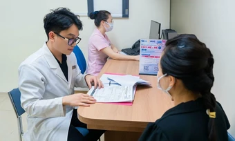 Lý do phụ nữ cho con bú dễ loãng xương - Báo TinVina