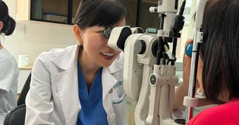 Mắt mờ, khô mắt có nên dùng thuốc mỡ kháng sinh?