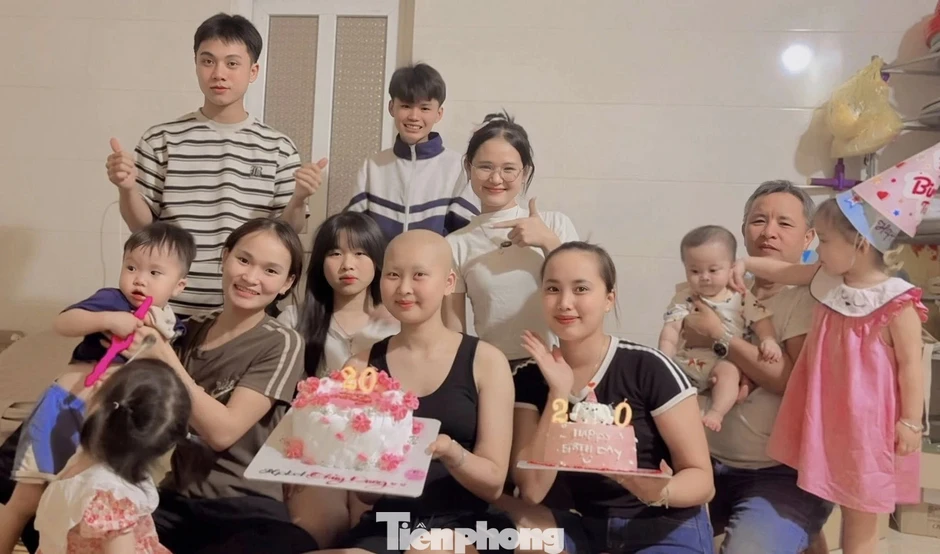 Mất một chân vì ung thư, cô gái 20 tuổi vẫn giữ nụ cười sau những cơn đau Mất một chân vì ung thư, cô gái 20 tuổi vẫn giữ nụ cười sau những cơn đau