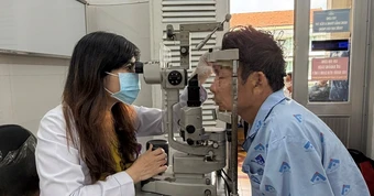 Mất thị lực sau khi đi ngang qua nơi pháo nổ