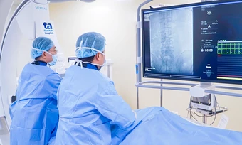 Máu rò rỉ ngoài stent sau điều trị phình động mạch chủ - Báo TinVina