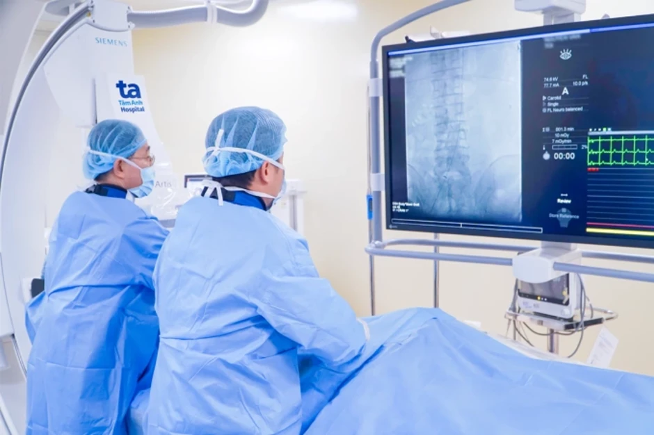 Máu rò rỉ ngoài stent sau điều trị phình động mạch chủ - Báo TinVina Máu rò rỉ ngoài stent sau điều trị phình động mạch chủ - Báo TinVina