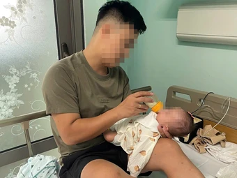 Mẹ băng huyết nguy kịch, em bé sinh non 800g trải qua 72 ngày giành giật sự sống