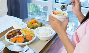 Mẹ bầu nên ăn uống thế nào khi thai nhi nhỏ? - Báo TinVina
