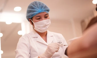 Mẹ bầu tiêm botox giảm tiết mồ hôi được không? - Báo TinVina