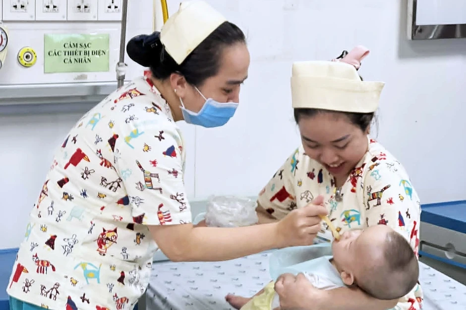 Mẹ đột ngột bỏ rơi, em bé bệnh nặng được y bác sĩ ở TPHCM níu mạng, đặt tên Mẹ đột ngột bỏ rơi, em bé bệnh nặng được y bác sĩ ở TPHCM níu mạng, đặt tên