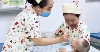 Mẹ đột ngột bỏ rơi, em bé bệnh nặng được y bác sĩ ở TPHCM níu mạng, đặt tên