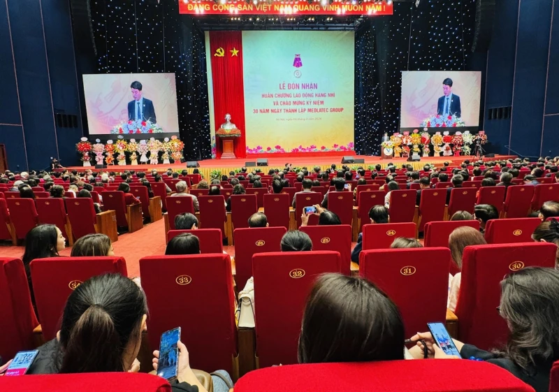 Medlatec đón nhận Huân chương Lao động hạng Nhì Medlatec đón nhận Huân chương Lao động hạng Nhì