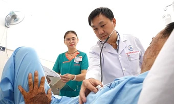 Mổ khẩn cứu shipper bị đâm vùng 'tam giác tim'