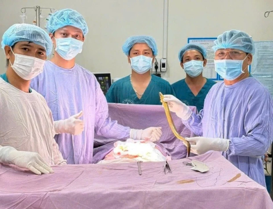 Mổ lấy con lươn 50 cm đâm thủng trực tràng người đàn ông Mổ lấy con lươn 50 cm đâm thủng trực tràng người đàn ông