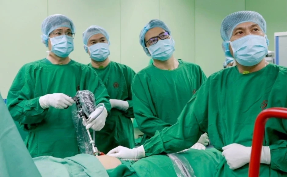 Mổ ruột thừa một lỗ cho người bệnh 30 năm truyền máu Mổ ruột thừa một lỗ cho người bệnh 30 năm truyền máu