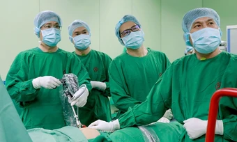 Mổ ruột thừa một lỗ cho người bệnh 30 năm truyền máu