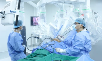 Mổ u phổi bằng robot khác nội soi truyền thống thế nào - Báo TinVina