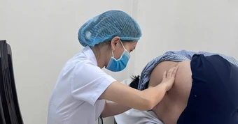 Mới 35 tuổi đã không thể đứng thẳng vì căn bệnh ngày càng trẻ hóa