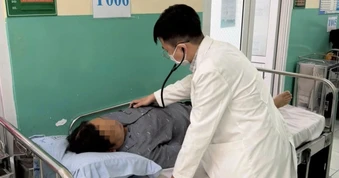 Mỗi ngày uống nửa lít rượu suốt một tuần, người đàn ông ở TPHCM nguy kịch