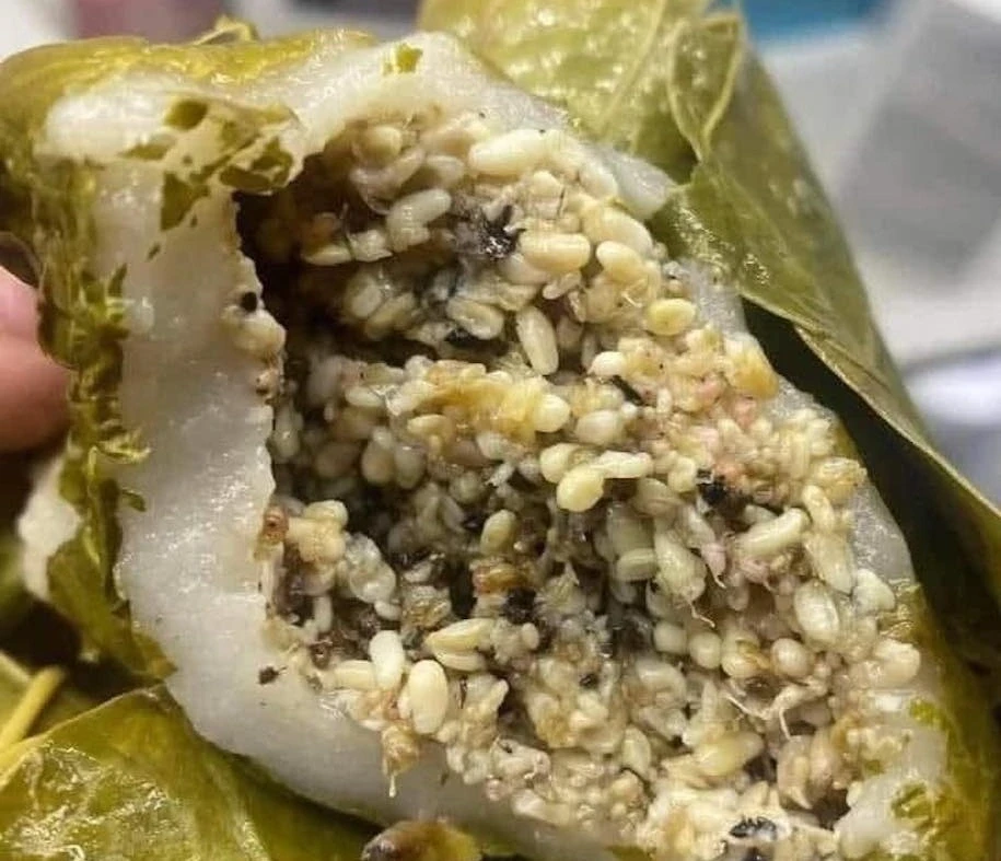 Món ăn bánh trứng kiến vào mùa, tuy nhiên có thể gây dị ứng, sốc phản vệ tùy người Món ăn bánh trứng kiến vào mùa, tuy nhiên có thể gây dị ứng, sốc phản vệ tùy người