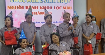 Món quà sinh nhật làm bệnh nhân chạy thận rơi nước mắt