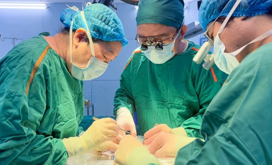 'Món quà sự sống' chàng trai 19 tuổi chết não tặng bé trai ở TP HCM 'Món quà sự sống' chàng trai 19 tuổi chết não tặng bé trai ở TP HCM