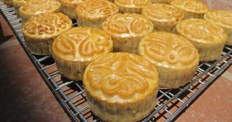 Một chiếc bánh trung thu có thể chứa năng lượng tương đương 5 bát cơm