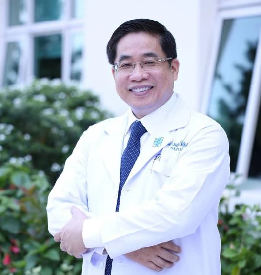 Một gia đình danh tiếng của ngành y Việt Nam: 2 cha con đều là giám đốc bệnh viện
