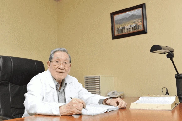 Một gia đình danh tiếng của ngành y Việt Nam: 2 cha con đều là giám đốc bệnh viện