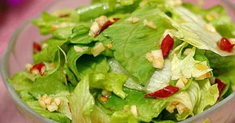 Một phụ nữ 35 tuổi bữa nào cũng ăn xà lách, 6 tháng sau bác sĩ ngạc nhiên: "Cô đã ăn gì vậy?"