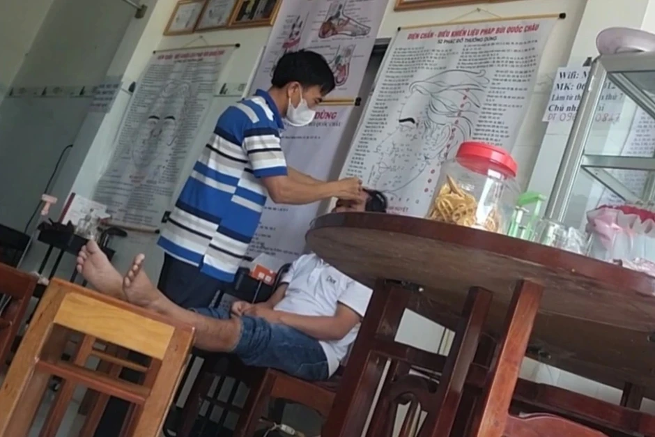 Một phụ nữ mắc bệnh tâm thần vẫn "điều trị bệnh" cho người dân Một phụ nữ mắc bệnh tâm thần vẫn "điều trị bệnh" cho người dân