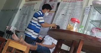 Một phụ nữ mắc bệnh tâm thần vẫn "điều trị bệnh" cho người dân