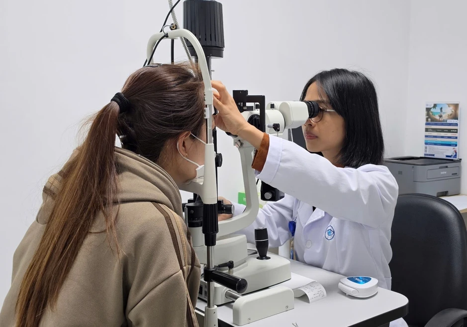 Một trường hợp cấp cứu hi hữu: bệnh nhân bị ong chích xuyên giác mạc Một trường hợp cấp cứu hi hữu: bệnh nhân bị ong chích xuyên giác mạc