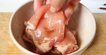 Muốn thịt mềm, sạch mùi và an toàn hơn cho sức khỏe? 4 cách ướp đơn giản nhưng nhiều người làm sai