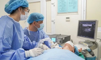Nam bác sĩ phẫu thuật giúp phụ nữ ung thư vú bảo tồn bầu ngực