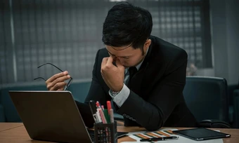 Nam nhân viên phát bệnh tâm thần sau biến cố tài chính