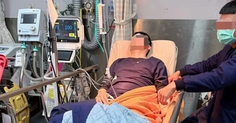 Nam shipper 27 tuổi nhiễm HIV khẳng định 3 năm chưa làm "chuyện ấy", bác sĩ: "Giá như hôm đó anh đừng đi cắt tóc"