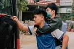 Nam sinh 10 năm cõng bạn đến trường vừa đỗ bác sĩ nội trú ĐH Y Hà Nội, 6 năm sau đã trở lại ngôi trường từng lỡ hẹn