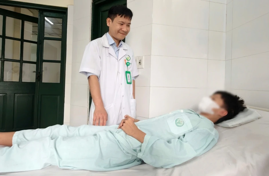 Nam sinh 12 tuổi cấp cứu vì trò đùa dại của bạn, để bút bi dưới ghế ngồi Nam sinh 12 tuổi cấp cứu vì trò đùa dại của bạn, để bút bi dưới ghế ngồi